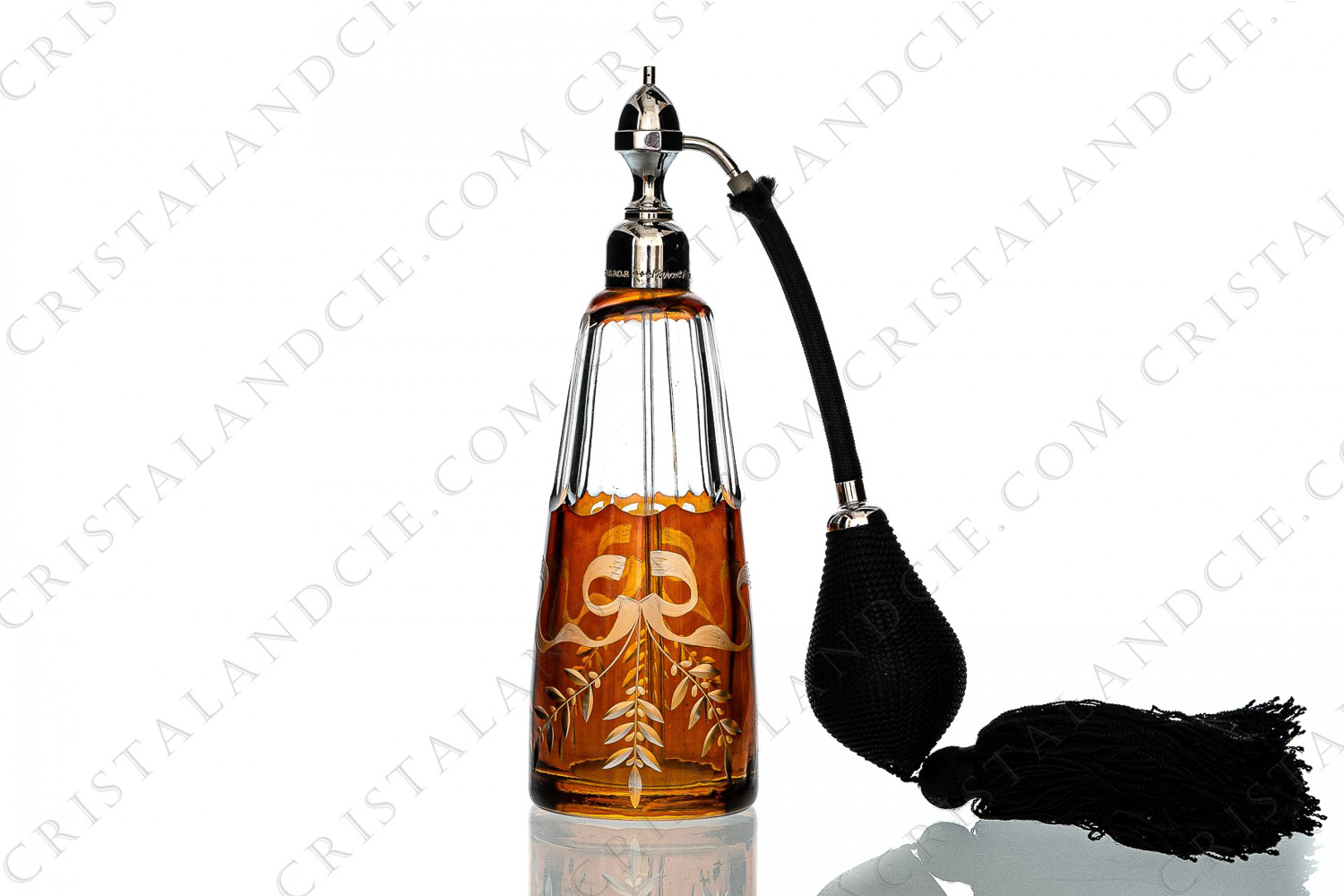 Vaporisateur en cristal double-couches orange probablement de Baccarat, orné de côtes plates taillés et de noeuds et branches gravés photo-1