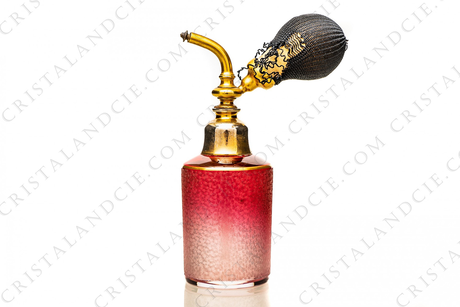 Sprayer with straight bulb in pink crystal by Saint-Louis with an engraved with acid pattern and a gold stripe photo-1