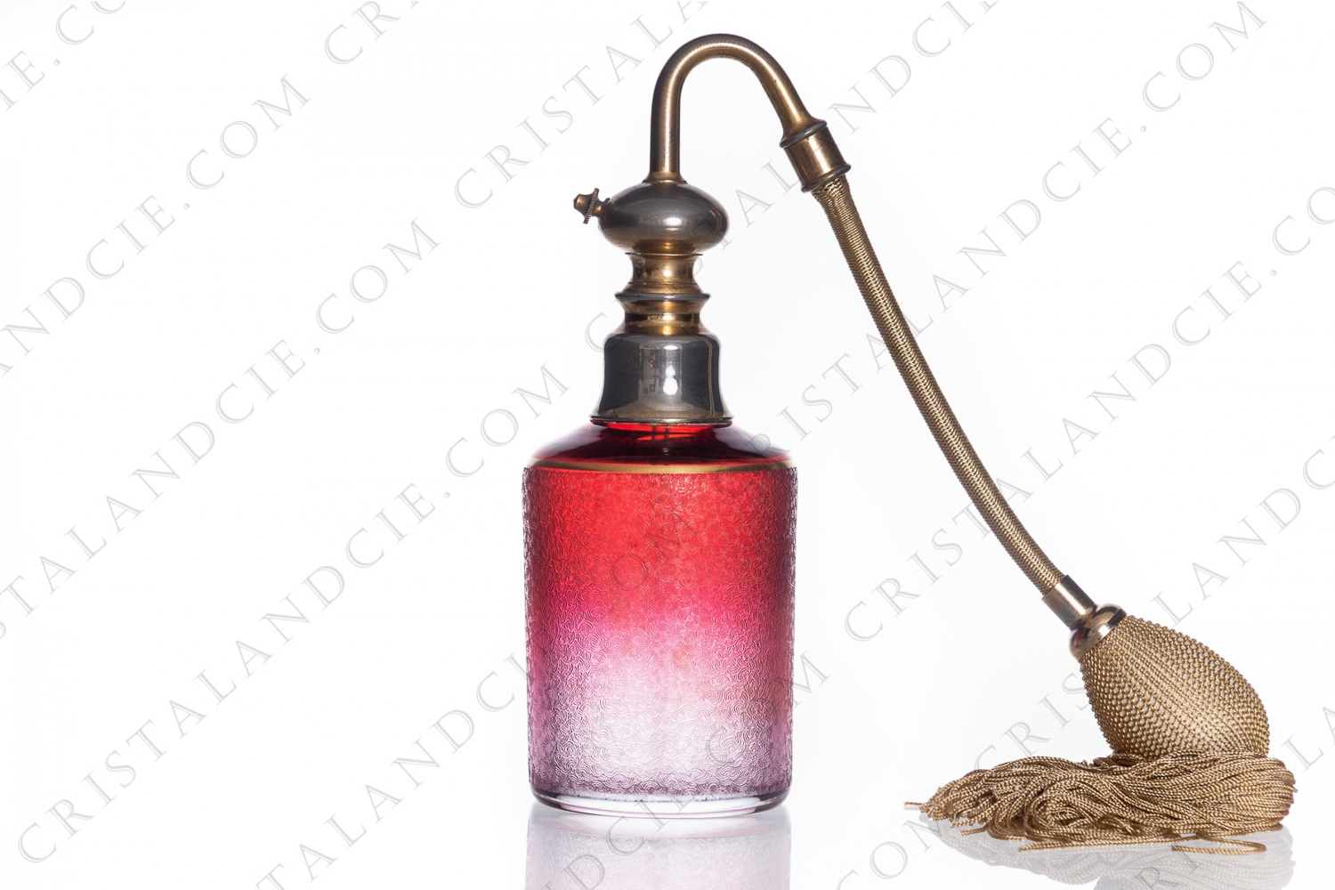 Sprayer with droopind bulb in pink crystal by Saint-Louis with an engraved in the acid pattern and a gold stripe photo-1