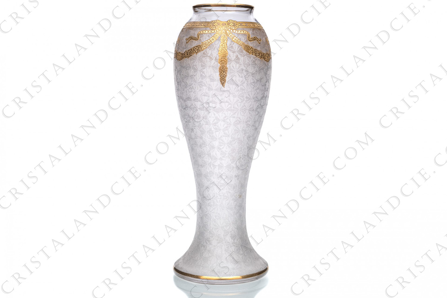 Vase Art Nouveau en cristal de Saint-Louis présentant un fond dégagé à l acide, décoré d une frise et guirlandes fleuries et de nœuds en incrustations or photo-1