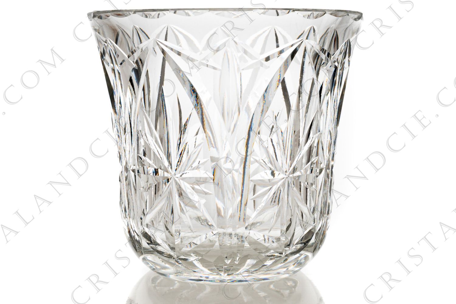 Vase en cristal de Saint-Louis modèle 411 présentant un riche décor taillé de biseaux et étoiles photo-1