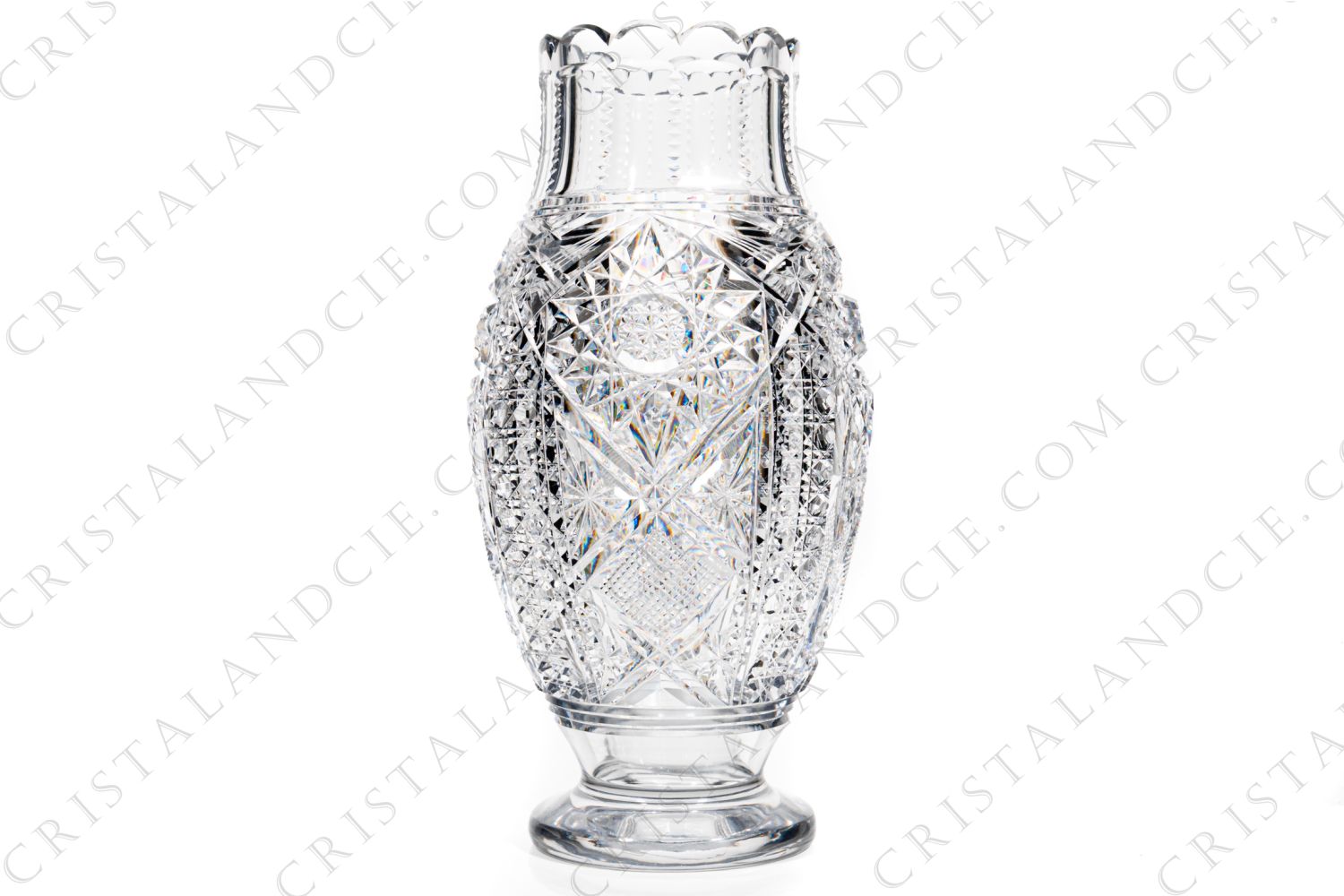 Vase en cristal de Baccarat présentant un riche décor taillé photo-1