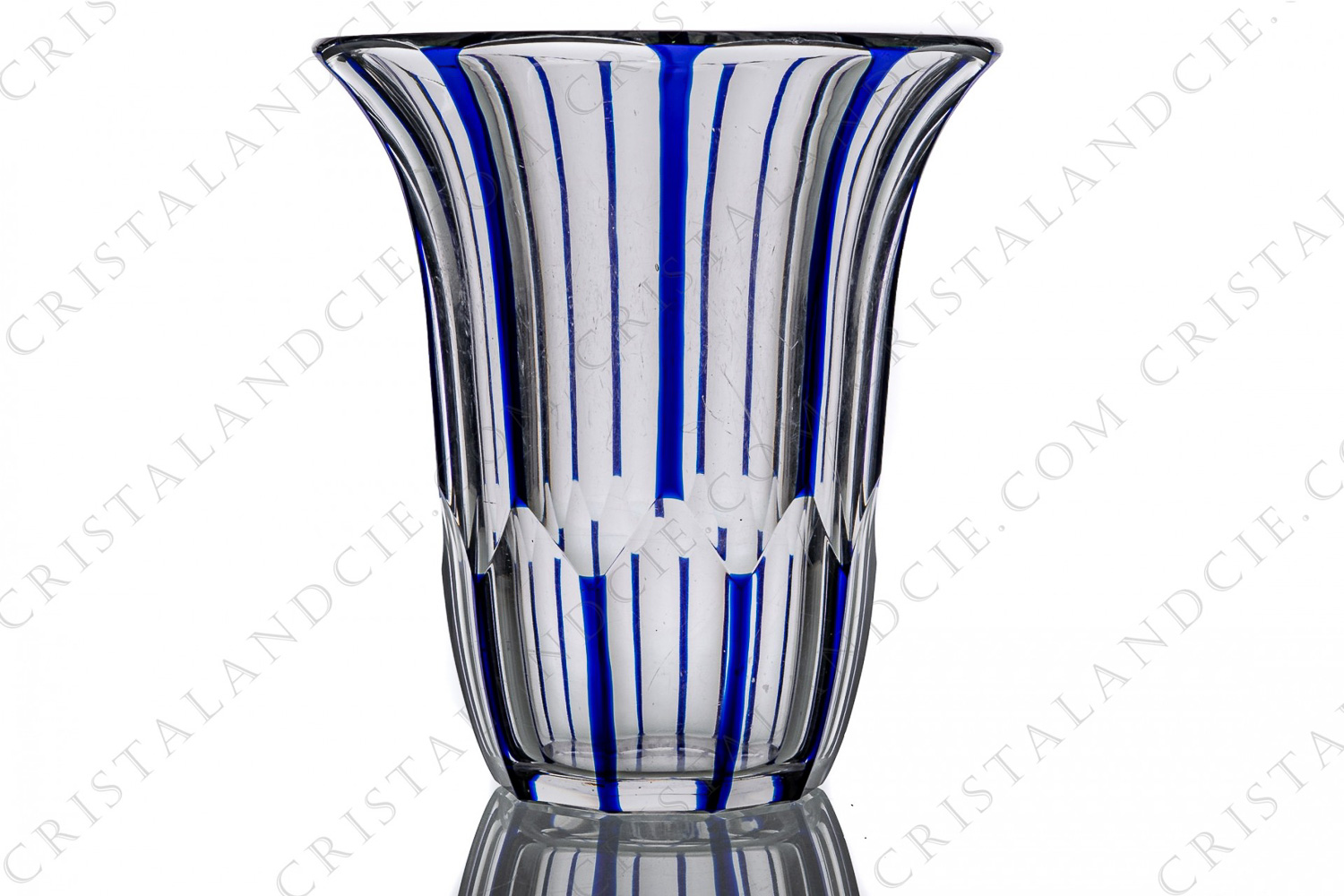 Vase en cristal double couches bleu de Baccarat présentant un décor Art Déco taillé photo-1