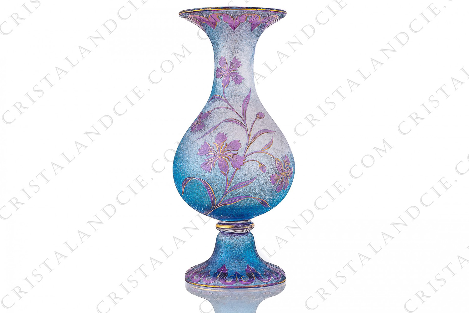 Vase Art Nouveau en cristal double-couches de Saint-Louis modèle aux bleuets présentant un fond bleu gravé à l acide, orné de bleuets en cristal mauve rehaussé d or photo-1
