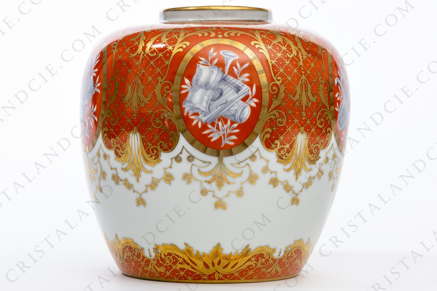 Vase en porcelaine de Paris décoré à la main par les ateliers Le Tallec orné des attributs de la musique en grisaille émaillés et d arabesques or sur fond orange et blanc photo-1