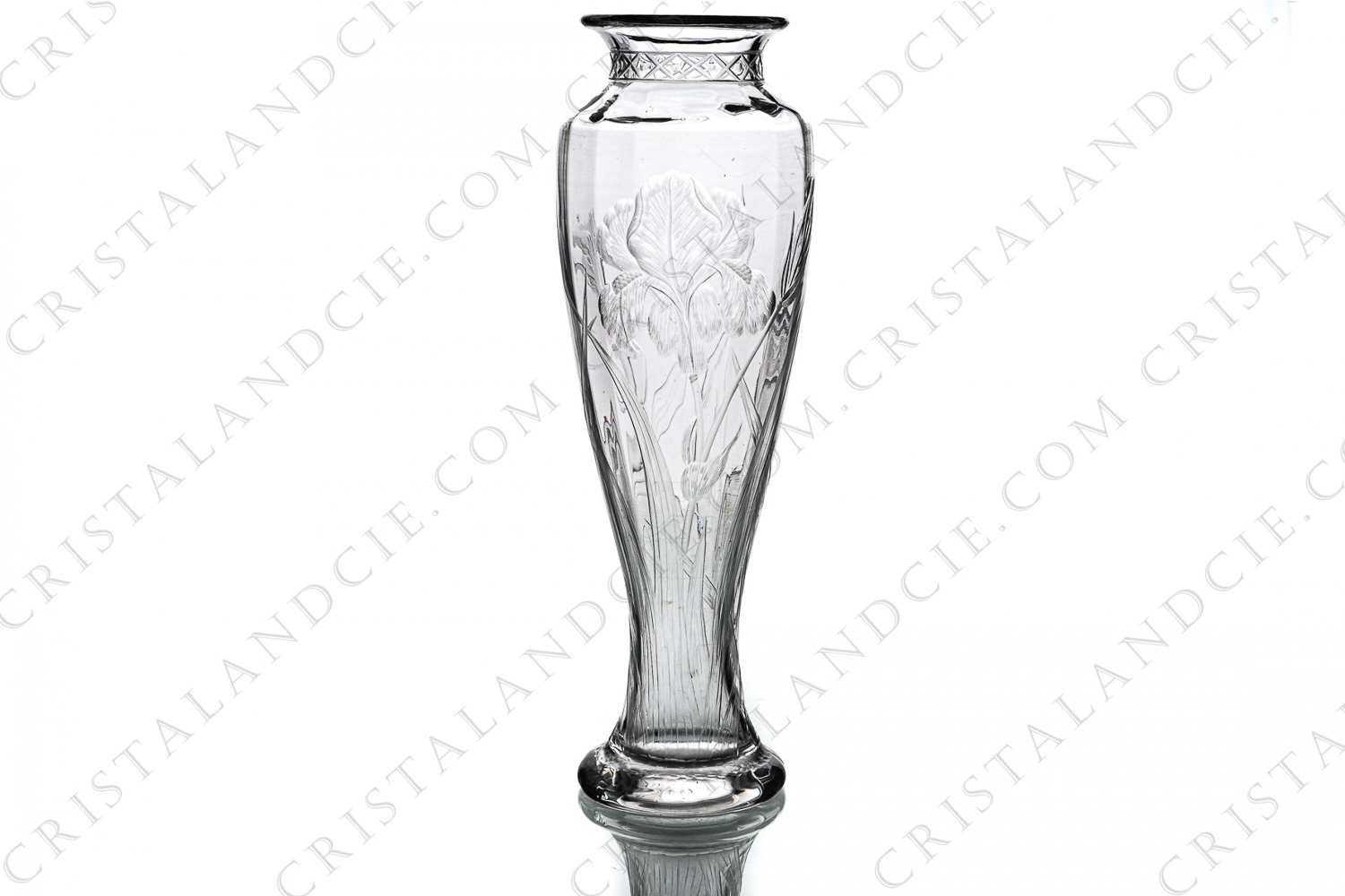 Imposant vase en cristal de Baccarat à décor gravé et taillé d iris sur une panse ornée de côtes vénitiennes photo-1
