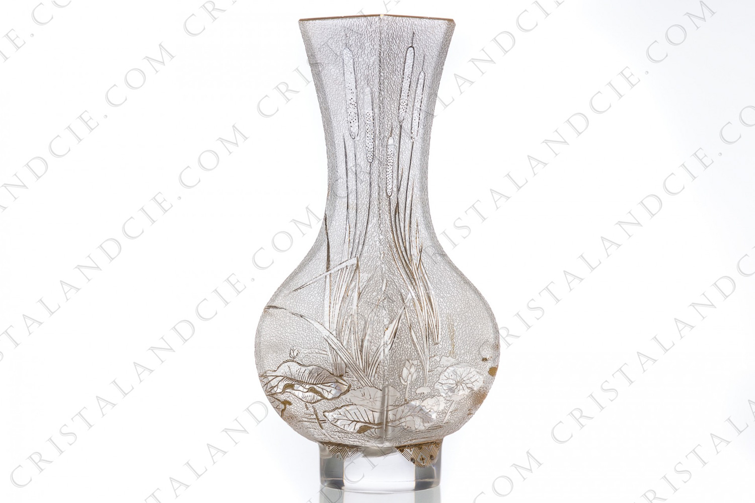 Vase aux nénuphars et roseaux en cristal de Baccarat, inspiré de forme et décor chinois gravé à l acide et peint à l or photo-1