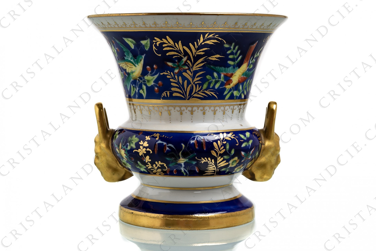 Vase en porcelaine décoré à la main par les ateliers Le Tallec orné d oiseaux de paradis, d insectes et de feuillages polychromes émaillés à la main sur un fond bleu photo-1