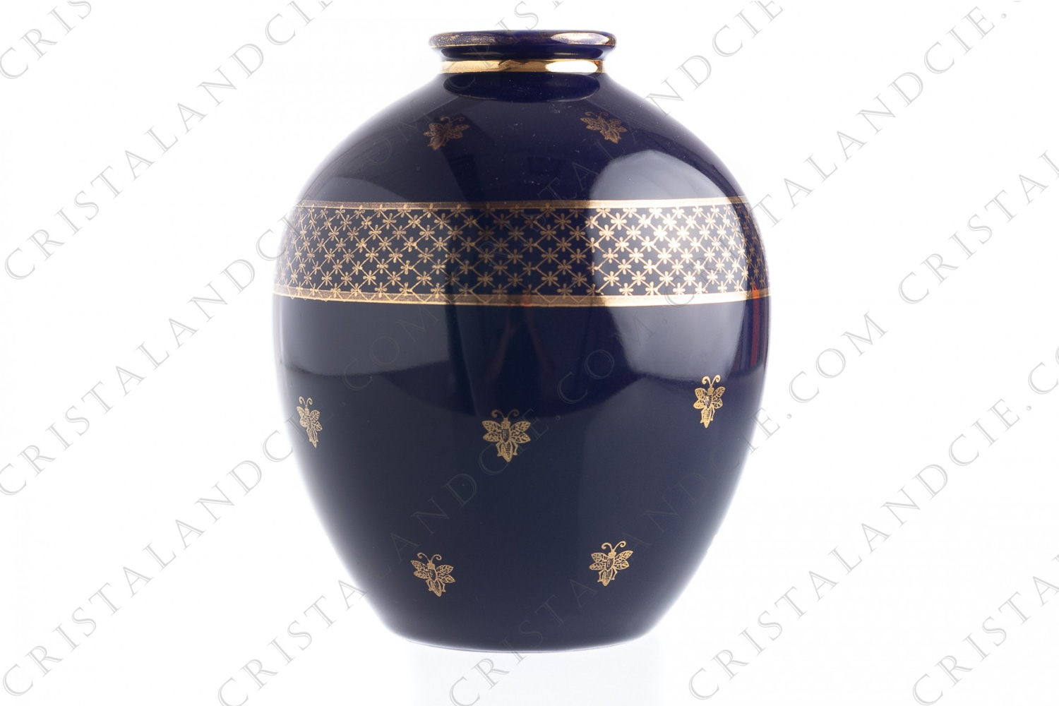 Vase en porcelaine de Limoges orné d une frise de fleurs, d abeilles et de filets or sur un fond bleu de four photo-1
