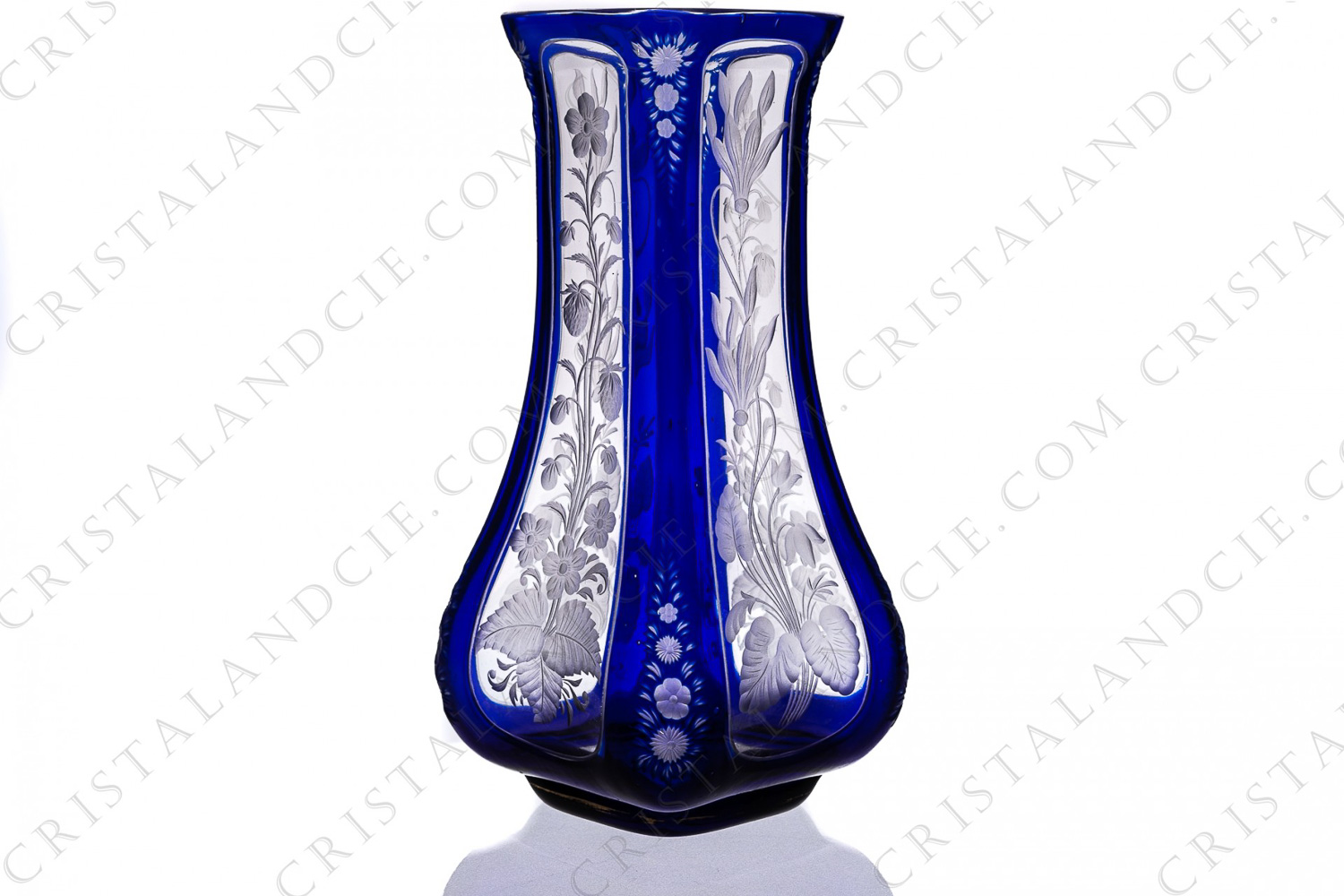 Vase en cristal double couches bleu de Saint-Louis présentant un important décor gravé de fraisier et de cyclamen photo-1