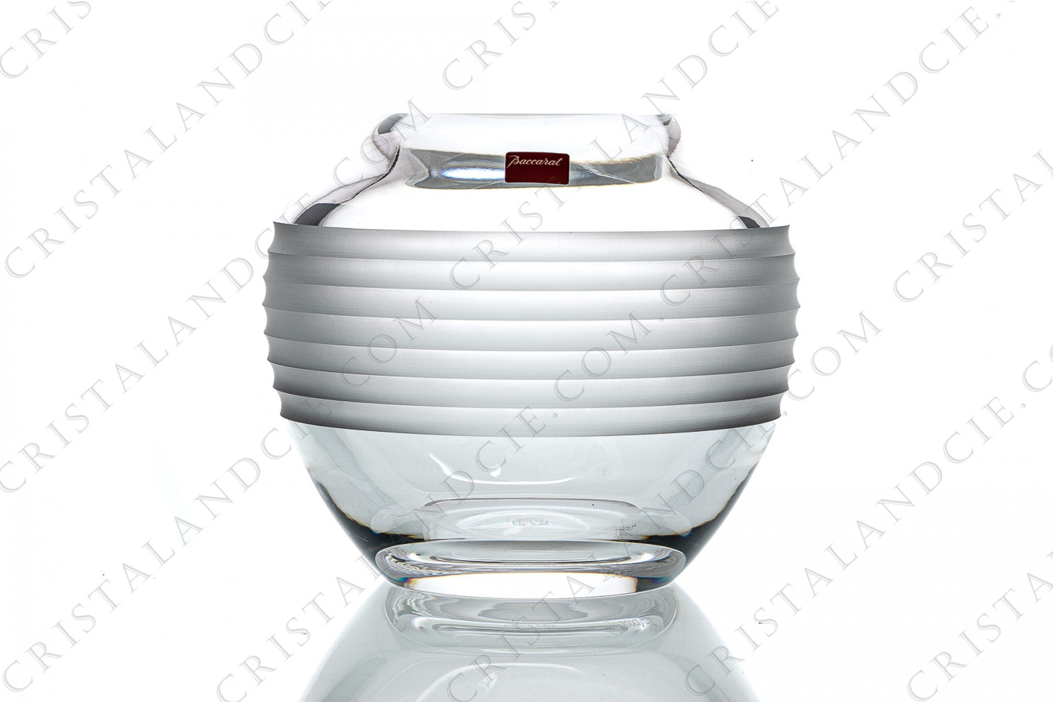 Vase boule en cristal de Baccarat orné de sillons dépolis photo-1