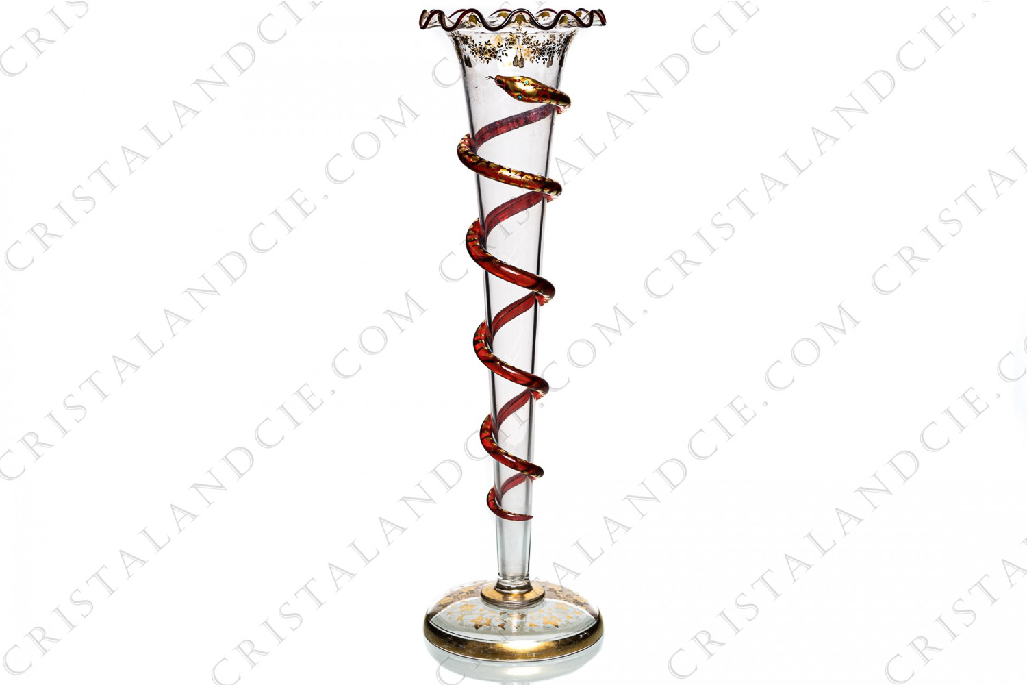Vase au serpent en cristal, vase cornet en cristal clair orné de guirlandes de fleurs et de ceps de vigne or et d un liseré rouge sur le col festonné photo-1