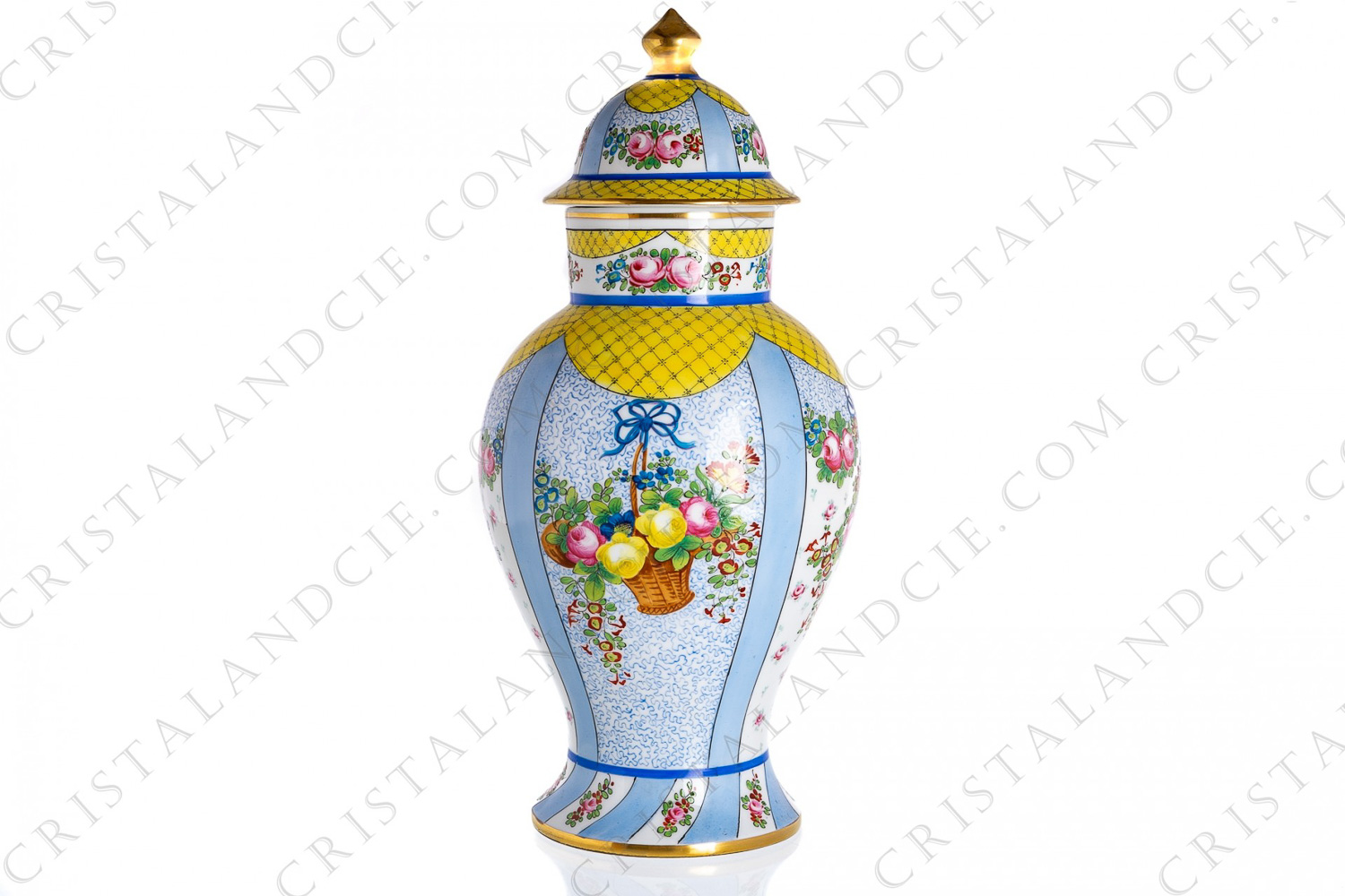 Vase couvert en porcelaine de Paris présentant un décor peint et émaillé à la main de bouquets de fleurs polychromes sur fond bleu et blanc, de quadrillage fleuri sur fond jaune et de filets or photo-1