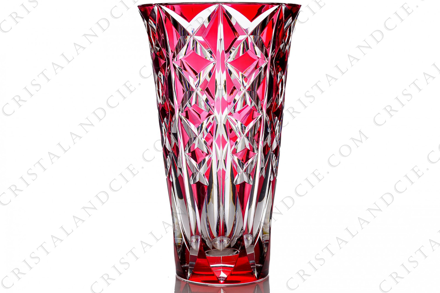 Vase en cristal double couches rouge de Saint-Louis modèle Deauville grand format présentant un important décor taillé photo-1