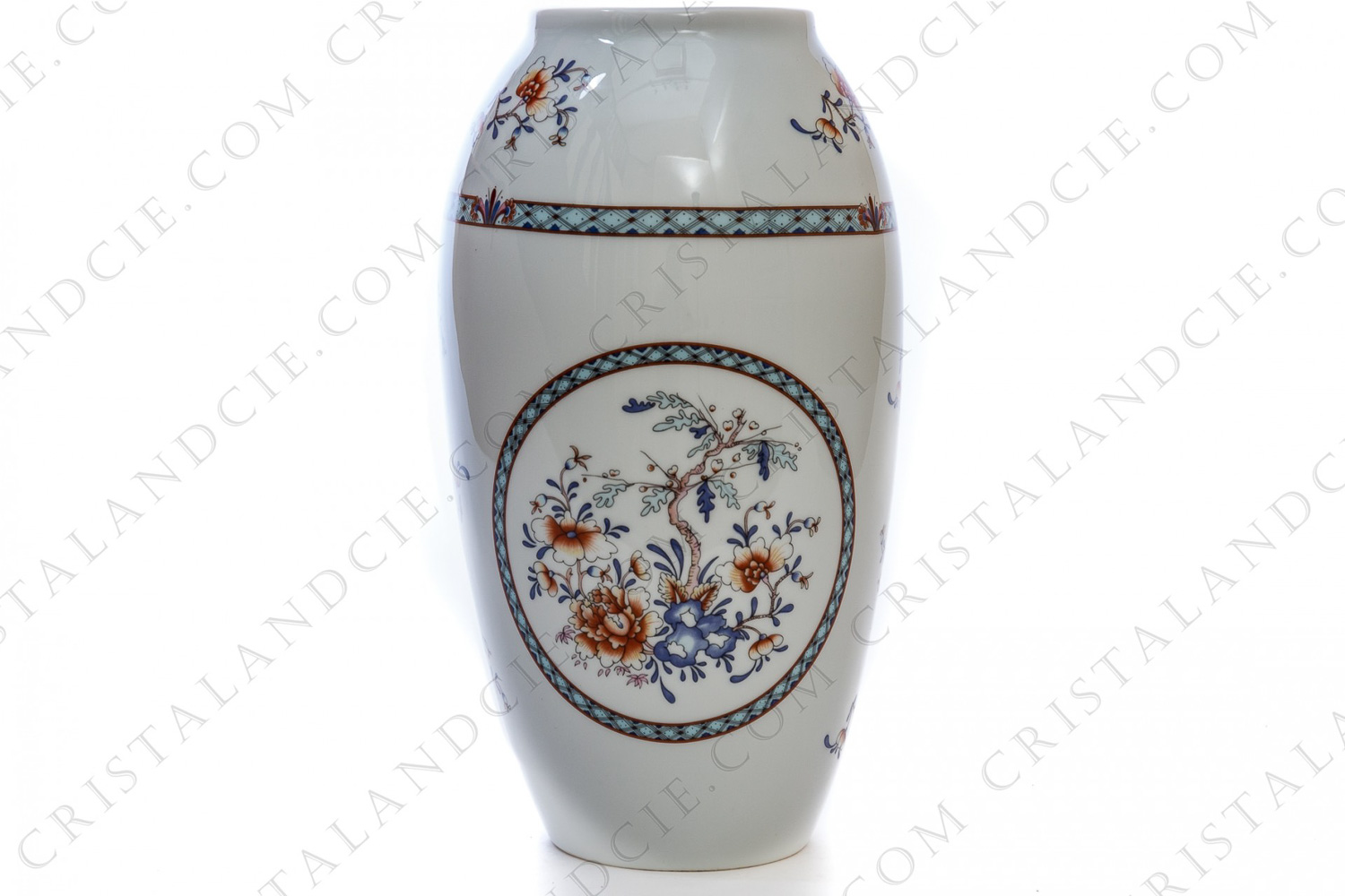 Vase en porcelaine de Limoges à décor fleuri en camaïeu bleu et rouges encadré de frises photo-1