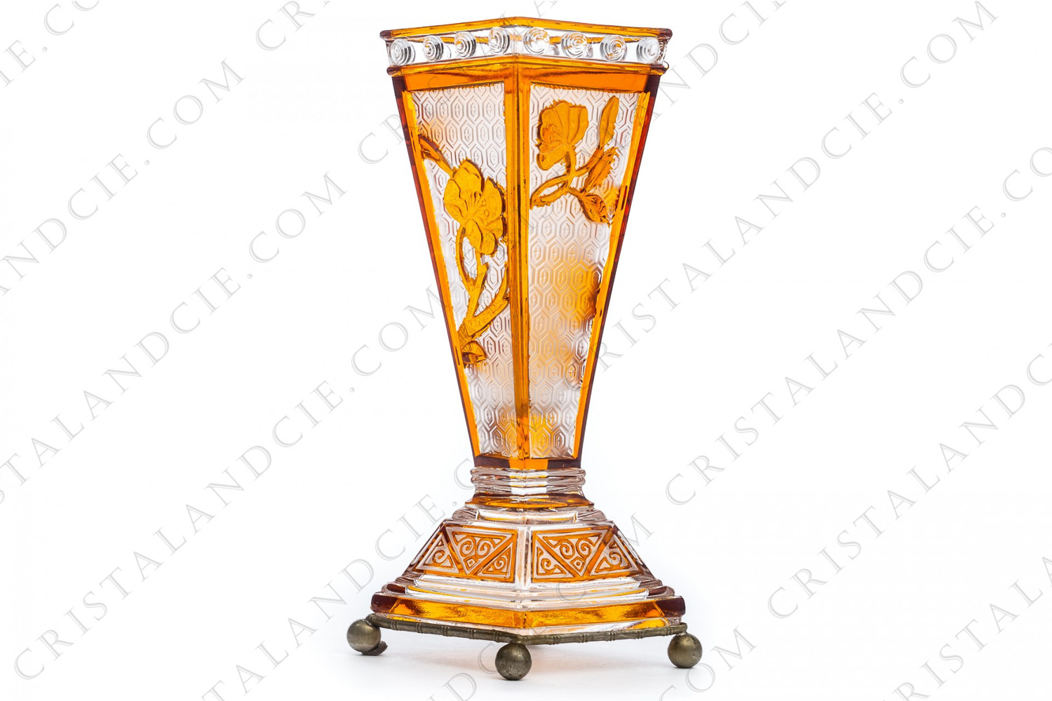Vase en cristal moulé doublé orange satiné et poli de Baccarat à décor de fleurs de cerisier sur un fond nid d abeille photo-1