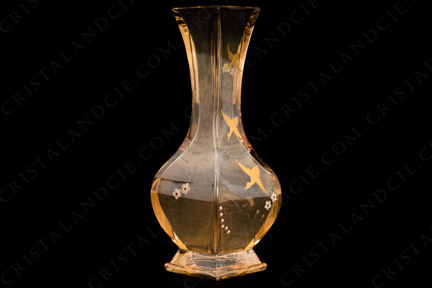 Exceptionnel vase en cristal ambré de Baccarat présentant un décor japonisant peint à la main aux émaux et à l or photo-1