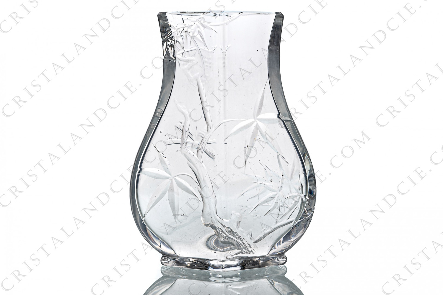 Vase en cristal de Baccarat à décor taillé japonisant représentant un érable du Japon et une libellule photo-1