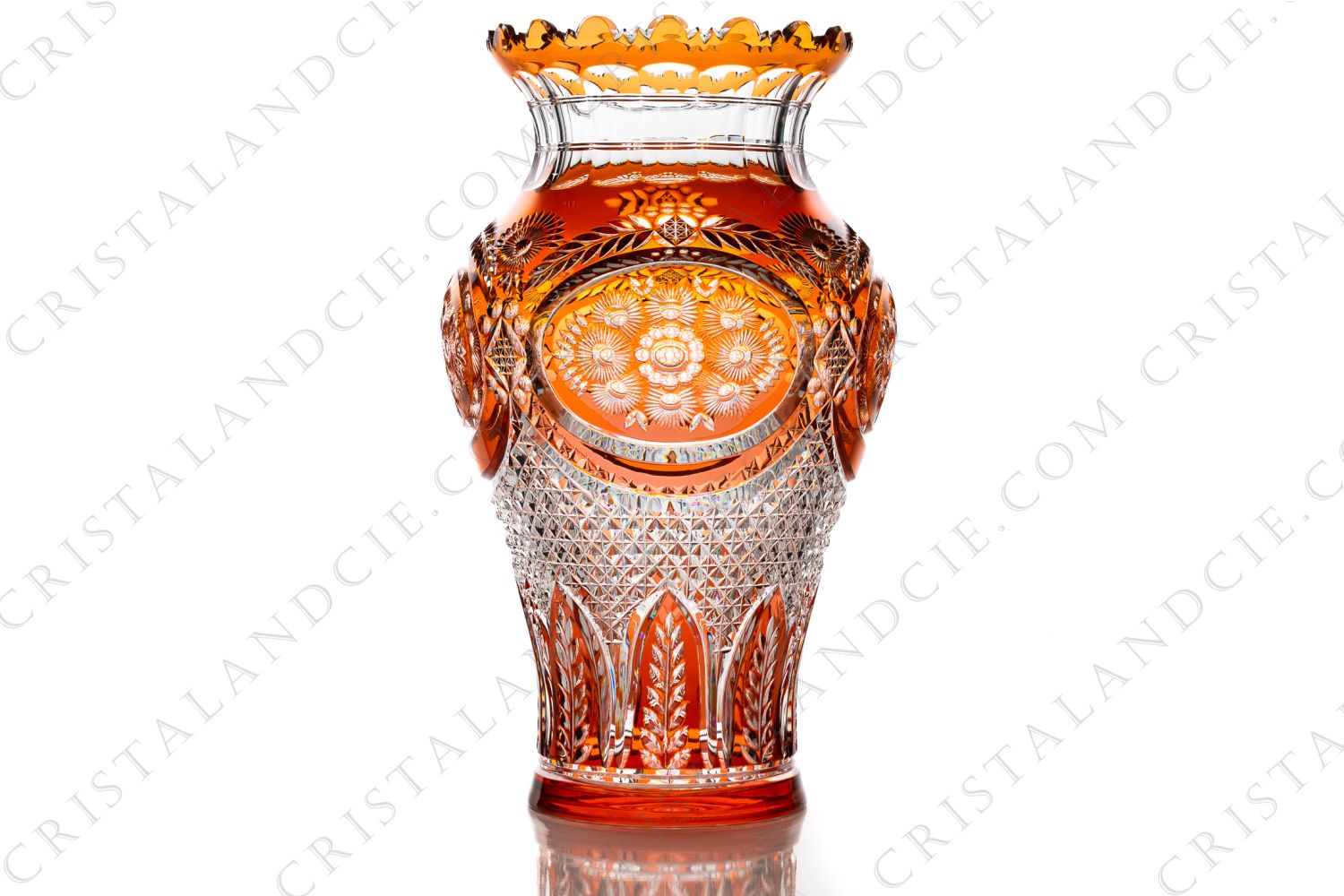Imposant vase en cristal double couches orange de Val Saint-Lambert modèle Pax présentant un important décor taillé de pointes de diamant et de fleurs photo-1