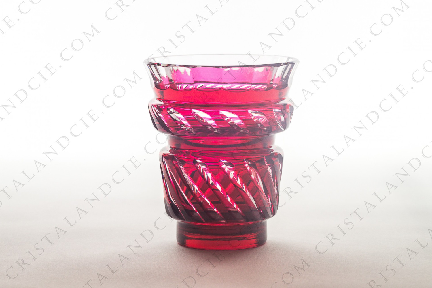 Vase en cristal double couche rouge de Val-Saint-Lambert à décor strié, présentant une bague sur le col photo-1