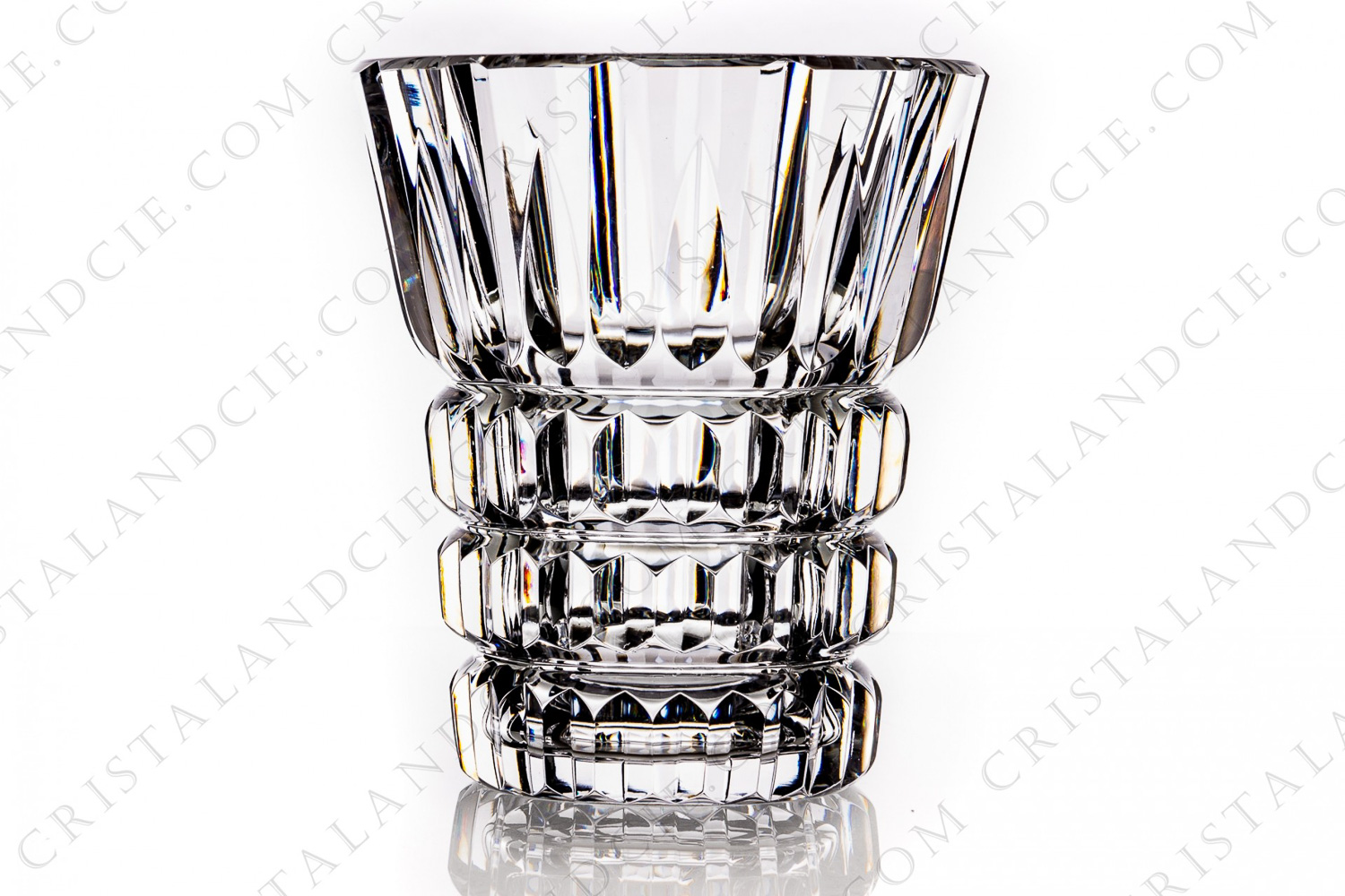 Vase en cristal de Saint-Louis présentant un important décor taillé photo-1