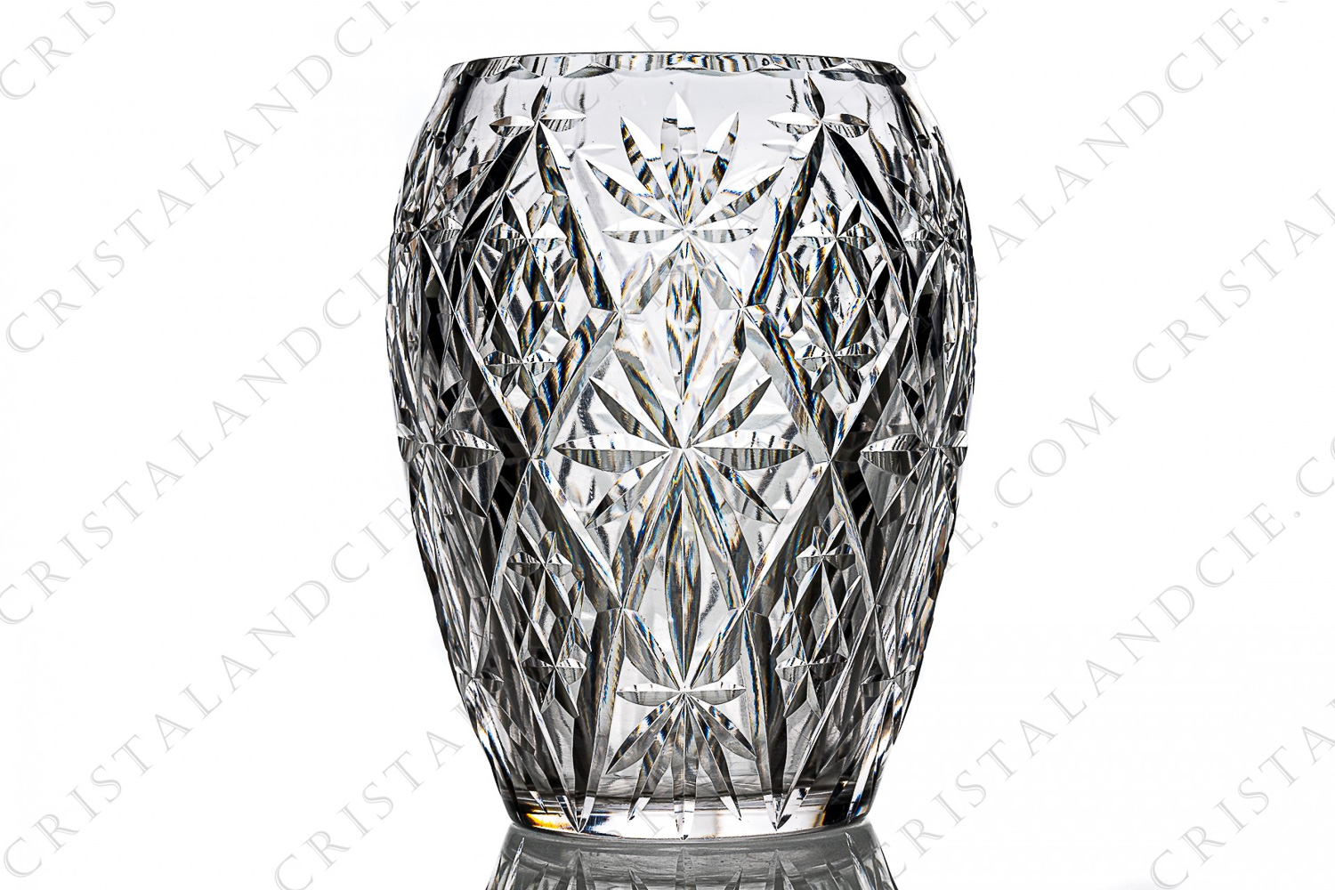 Vase en cristal de Saint-Louis présentant un important décor taillé de biseaux et étoiles photo-1