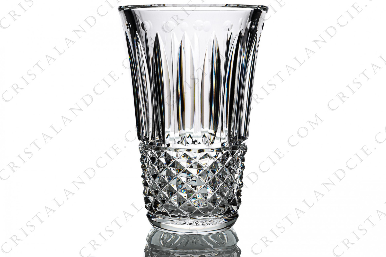 Vase en cristal de Saint-Louis modèle Tommyssimo présentant un important décor taillé de biseaux et pointes de diamants photo-1