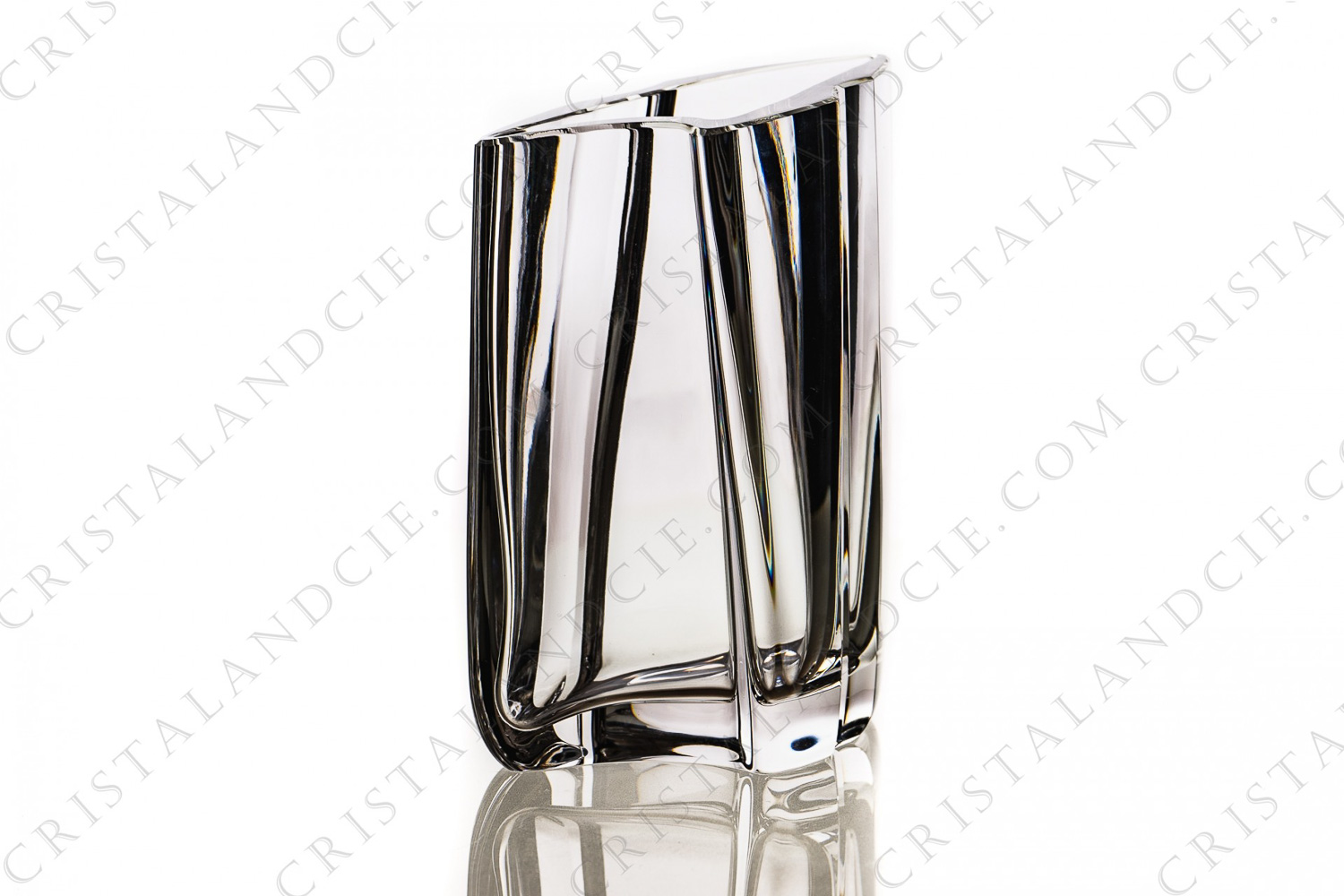Vase in crystal by Saint-Louis pattern Trias with a cut pattern photo-1