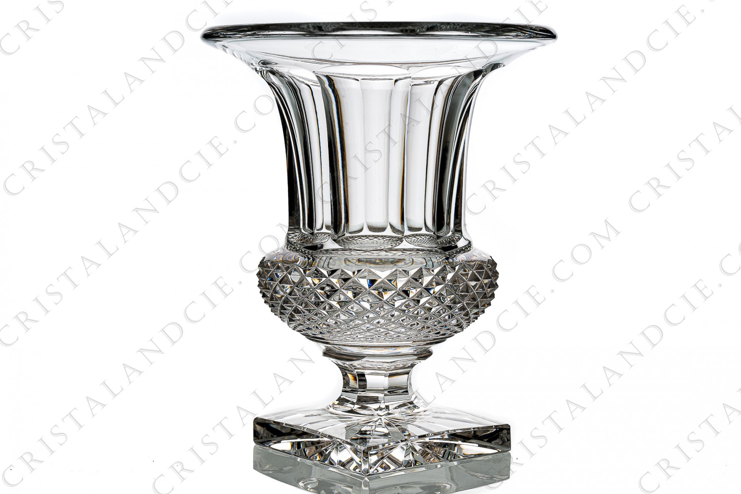 Vase en cristal de Saint-Louis modèle Versailles, forme Médicis orné de côtes plates, de pointes de diamants et d une étoile sous le pied photo-1