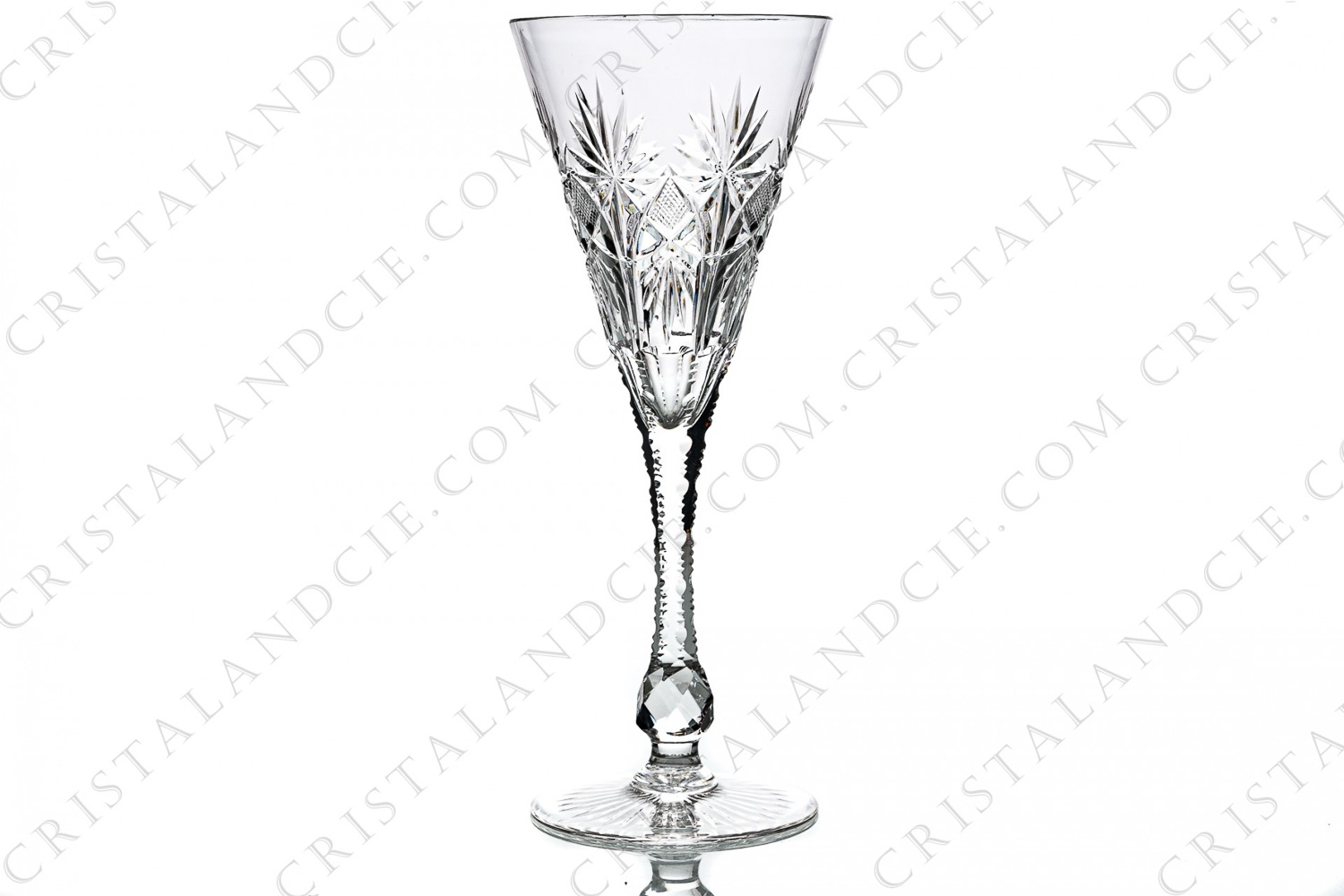Verre à Champagne en cristal de Saint-Louis modèle Cosmos taille 7113 présentant un important décor taillé sur la paraison, une jambe ciselée munie d une bague à facettes et une étoile sous le pied photo-1