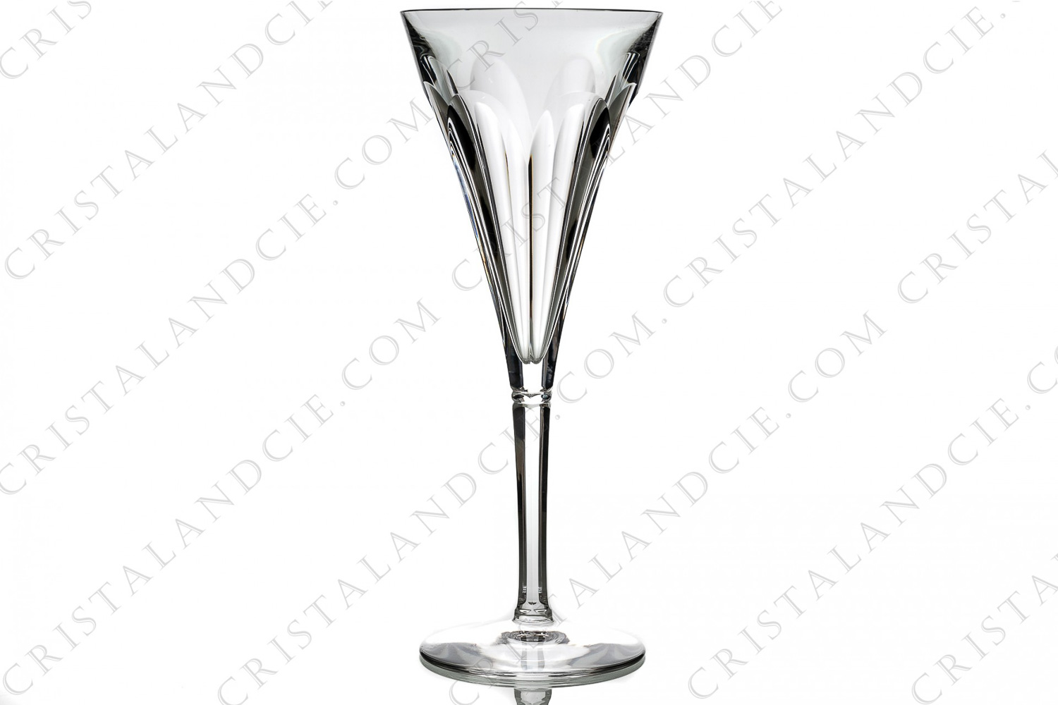 Verre à Champagne en cristal de Baccarat modèle Duchesse de Dino orné de côtes plates et d une bague sur la jambe taillée photo-1