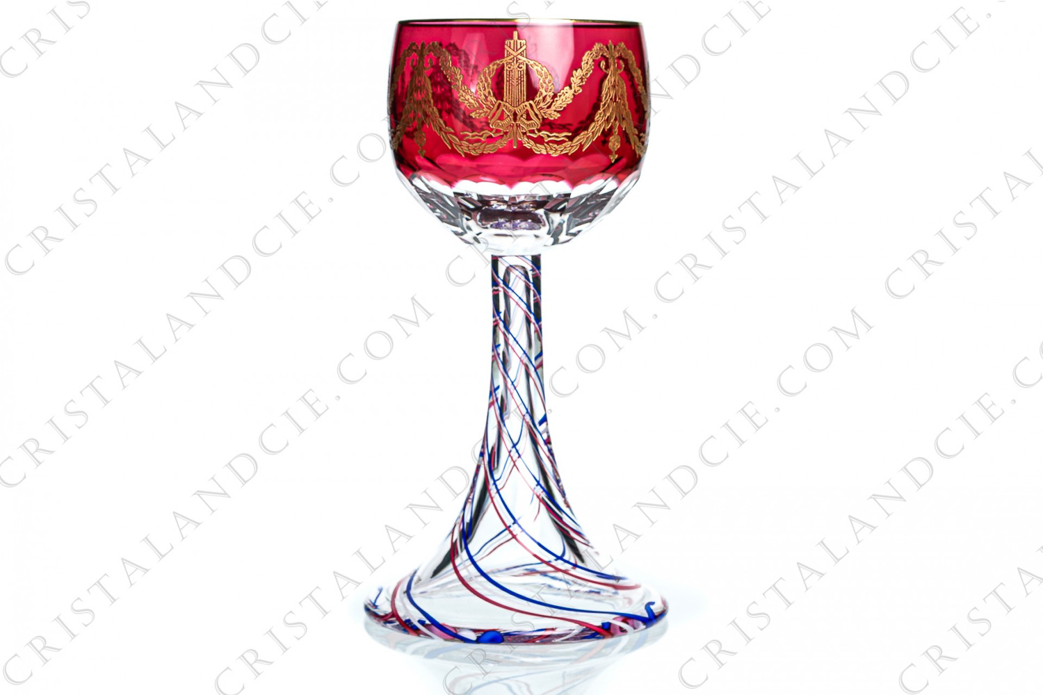 Exceptionnel verre commémoratif du Bicentenaire de la Révolution française en cristal de Saint-Louis dont la paraison est en cristal double-couches rouges ornée de côtes plate et présentant un important décor en incrustations or de guirlandes de lauriers et de feuilles de chêne, de couronnes de lauriers et de noeuds Louis XVI photo-1