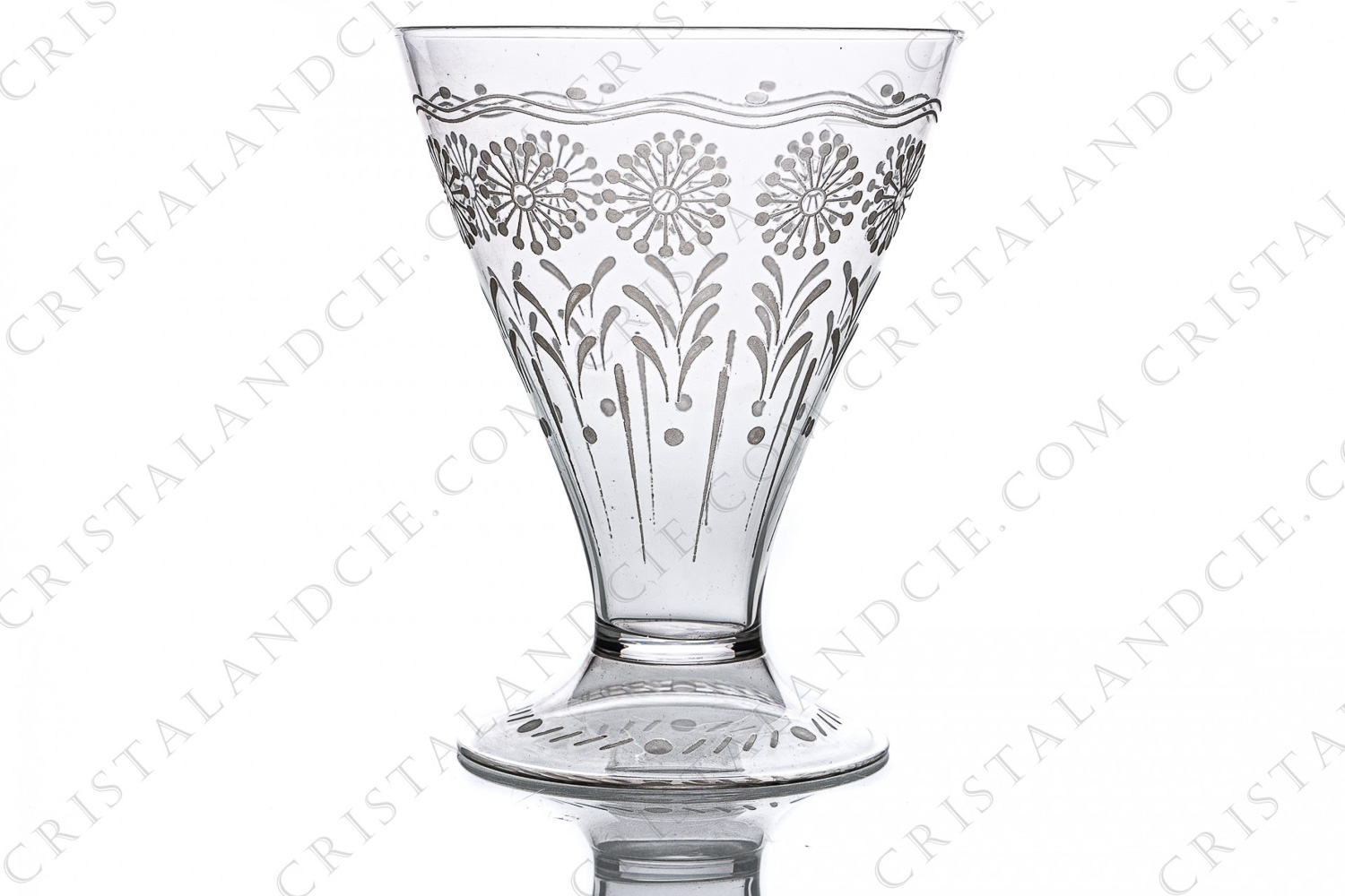 Verre à eau en cristal de Baccarat forme 11965, gravure mate 12117, à décor de fleurs gravé et pied creux photo-1