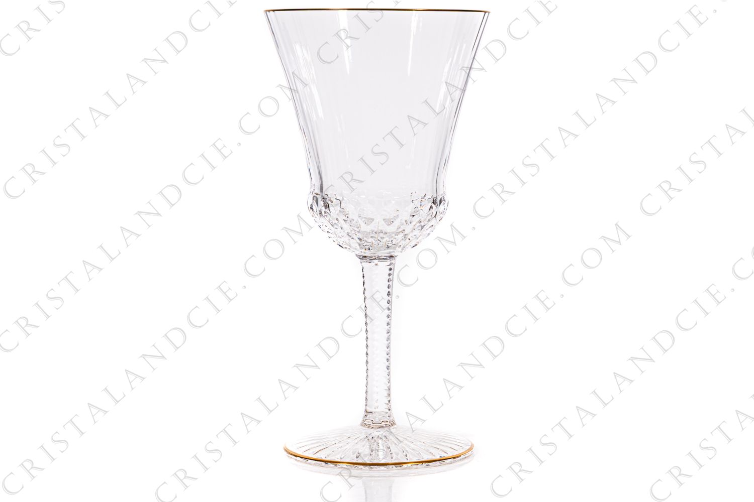 Verre à eau n°2 en cristal de Saint-Louis modèle Apollo or présentant un important décor taillé et des filets or photo-1