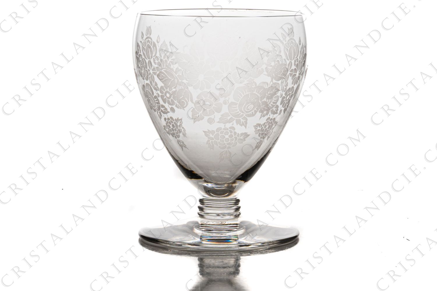 Verre à eau n°2 en cristal de Baccarat présentant un décor de bouquet de fleurs gravé photo-1