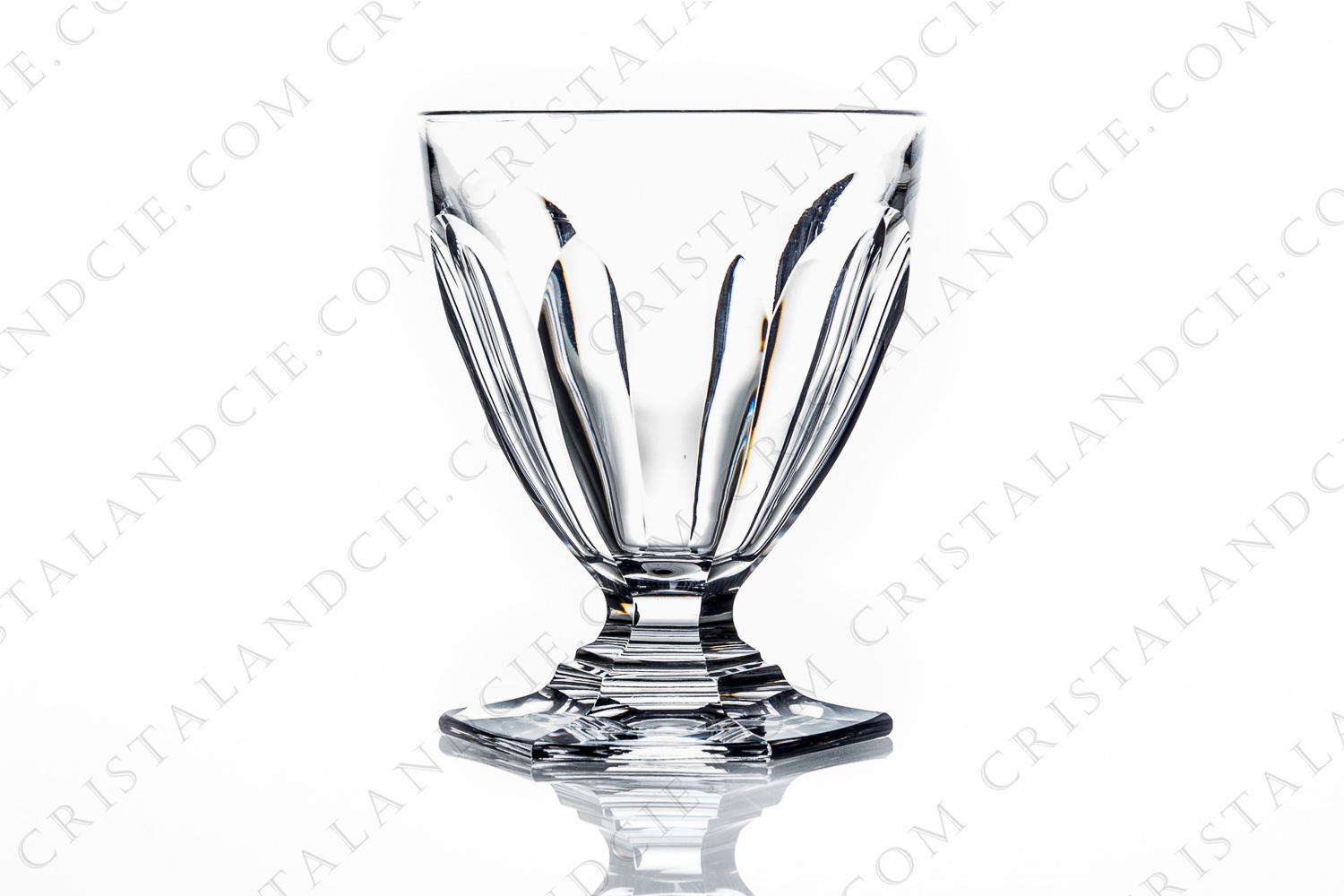 Verre à eau n°2 en cristal de Baccarat modèle Bourbon orné de côtes plates, pied hexagonal photo-1