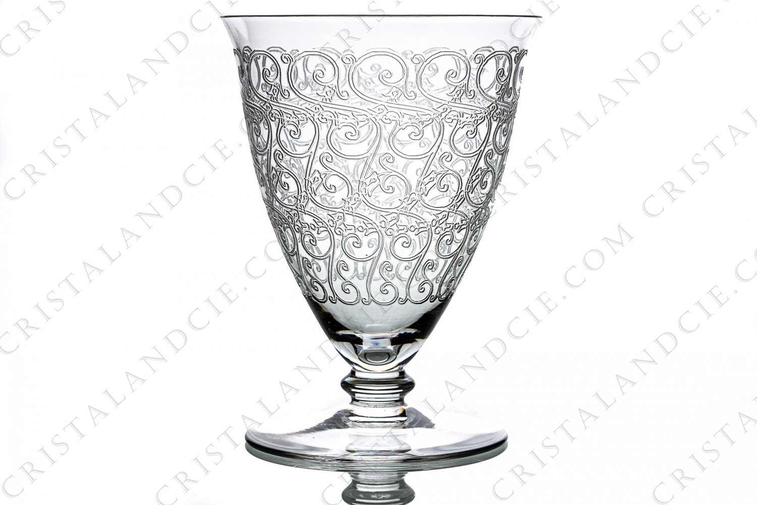 Verre à eau n°2 en cristal de Baccarat modèle Chateaubriant présentant le décor Rohan gravé photo-1