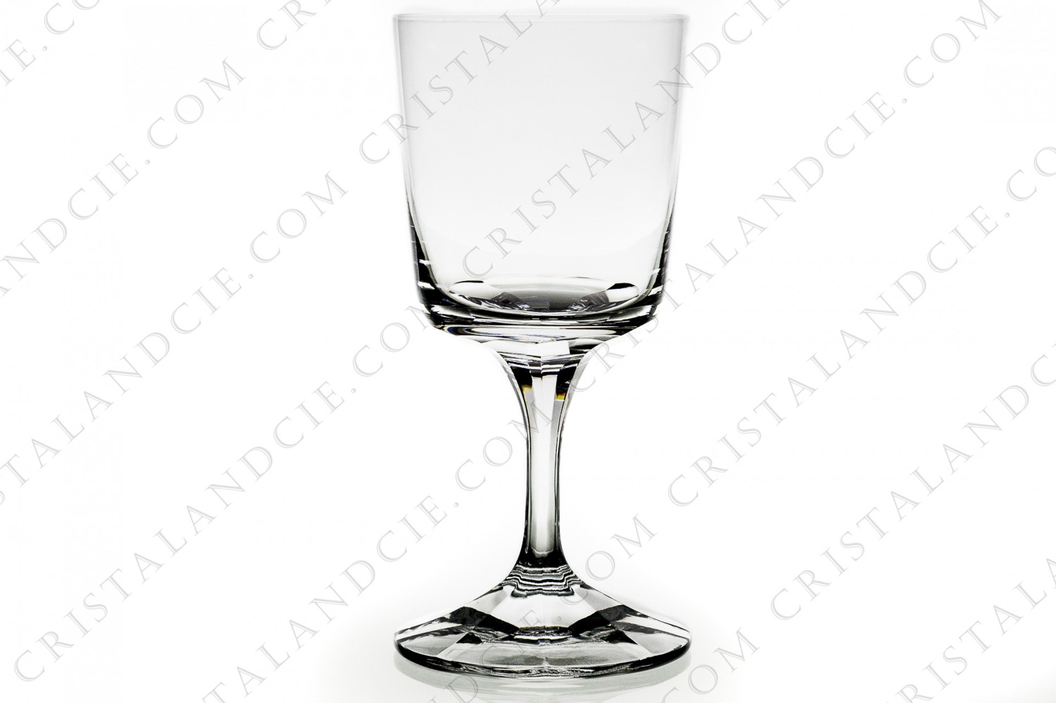 Verre à eau n°2 en cristal de Lalique modèle Chenonceaux dont le pied est orné de côtes plates photo-1