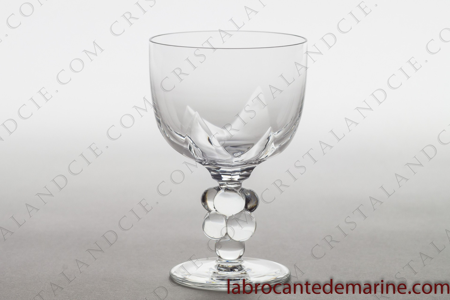Verre à eau n°2 en cristal de Lalique modèle Clos Vougeot dont le pied est orné d une grappe de raisin photo-1