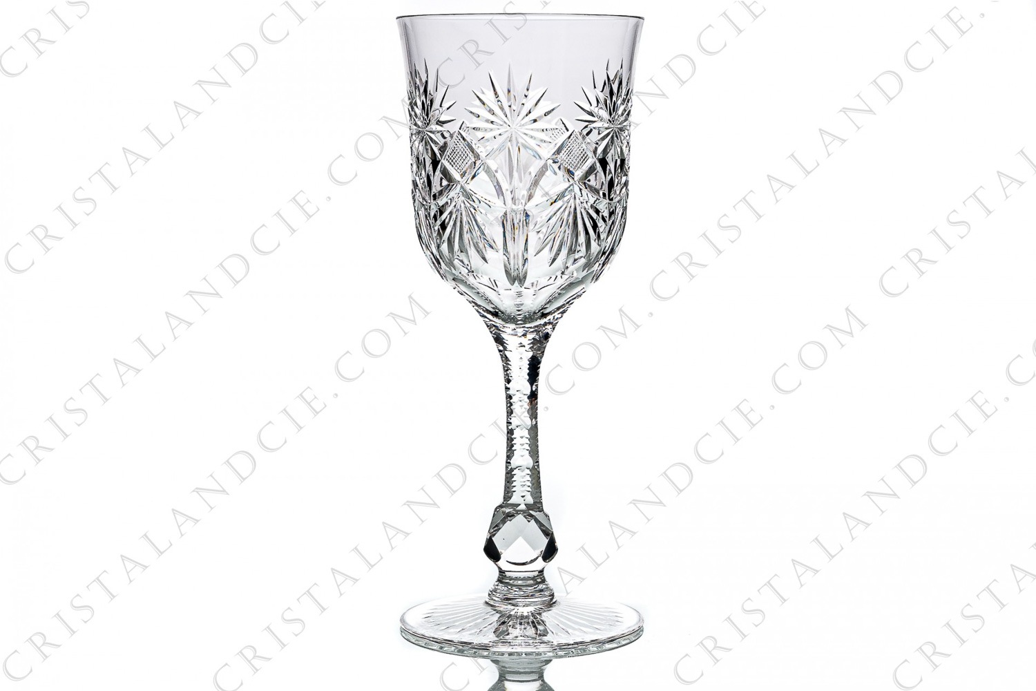 Verre à eau n°2 en cristal de Saint-Louis modèle Cosmos taille 7113 présentant un important décor taillé sur la paraison, une jambe ciselée munie d une bague à facettes et une étoile sous le pied photo-1