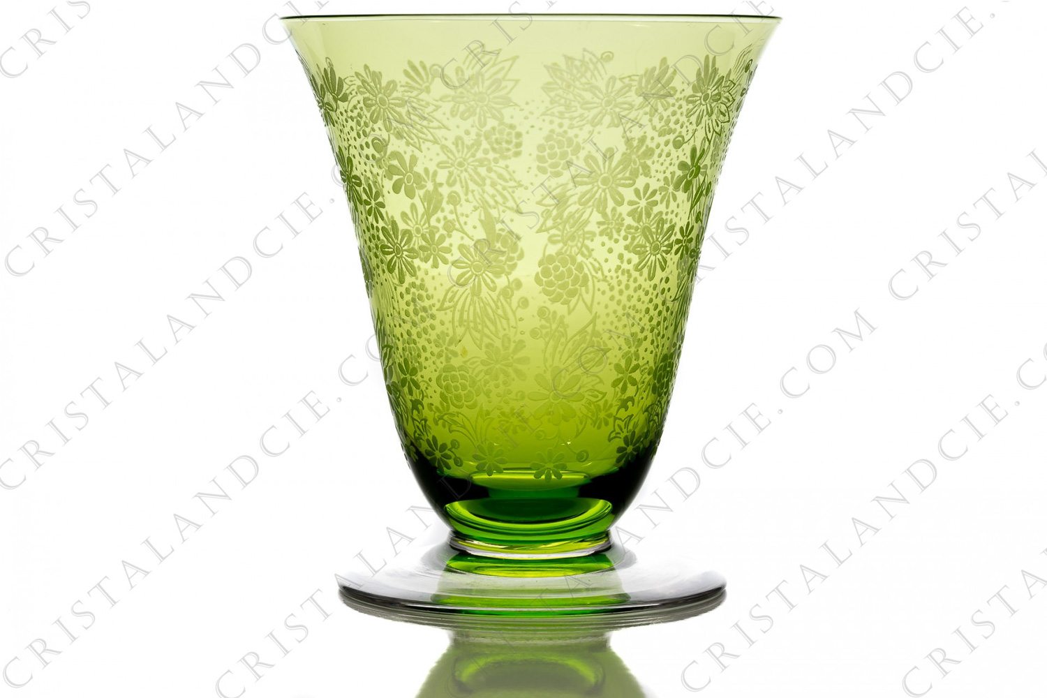 Verre à eau n°2 en cristal vert de Baccarat modèle Elisabeth, orné de fleurs gravées sur toute la paraison photo-1