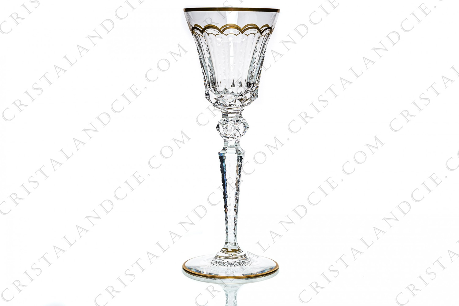 Verre à eau n°2 en cristal de Saint-Louis modèle Excellence présentant un riche décor à pans coupés ciselés et pointes de diamant et filets or photo-1