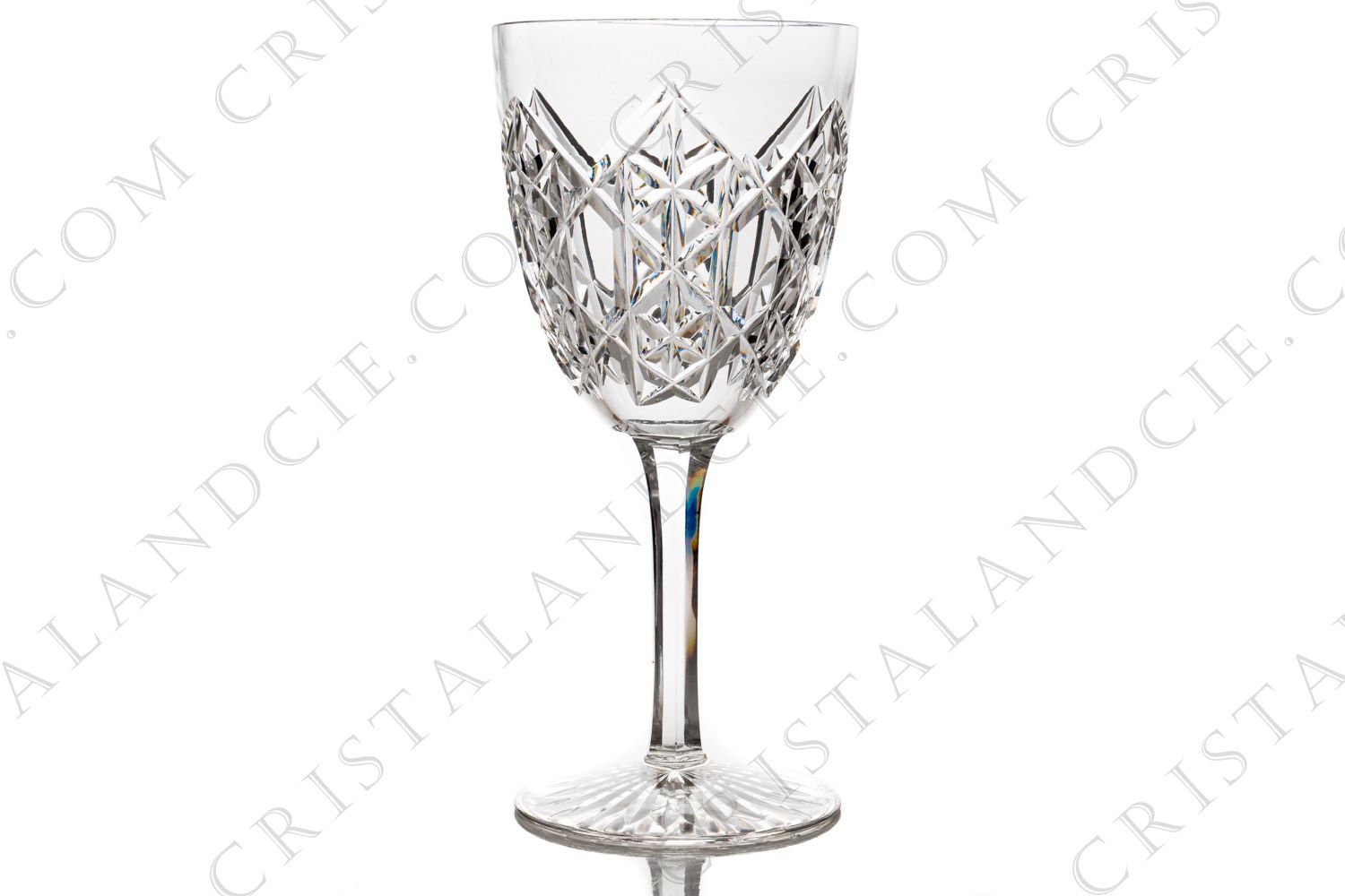 Verre à eau n°2 en cristal de Baccarat modèle Juigne présentant un important décor taillé sur la paraison et le pied photo-1