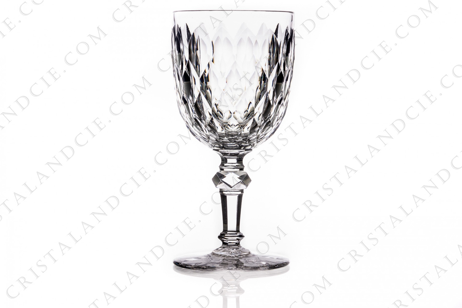 Verre à eau n°2 en cristal de Baccarat modèle Juvisy présentant un important décor taillé photo-1