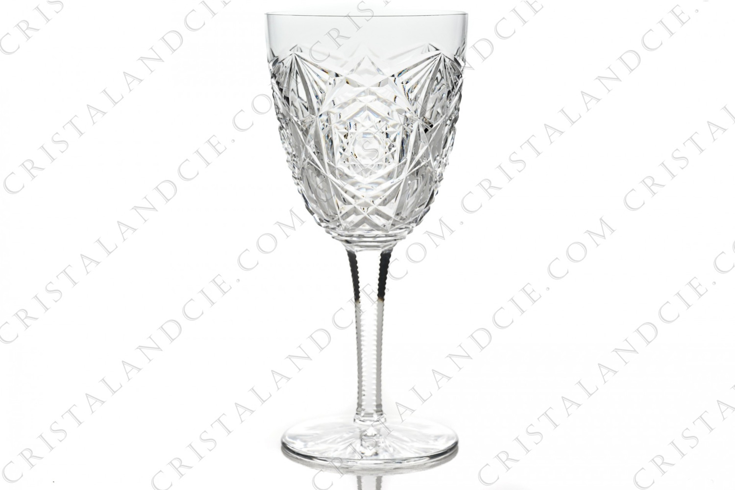 Verre à eau n°2 en cristal de Baccarat modèle Lagny présentant un important décor taillé photo-1