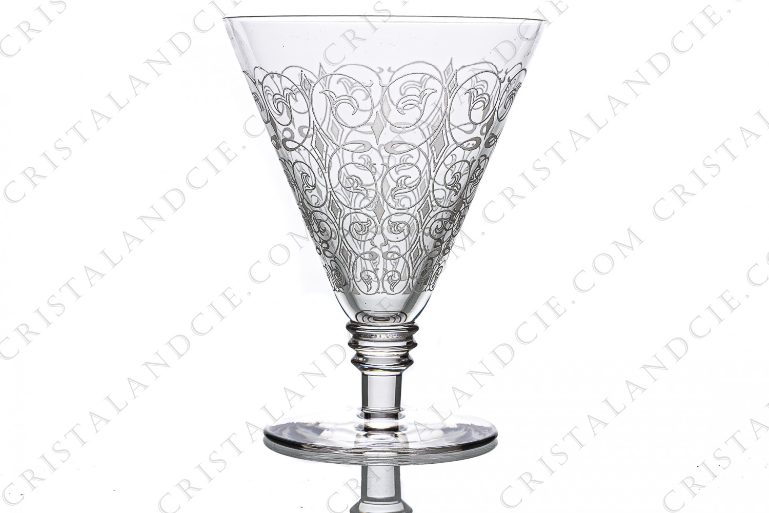 Water glass n°2 in crystal by Saint-Louis pattern Lisieux with an engraved pattern of vegetal arabesques photo-1