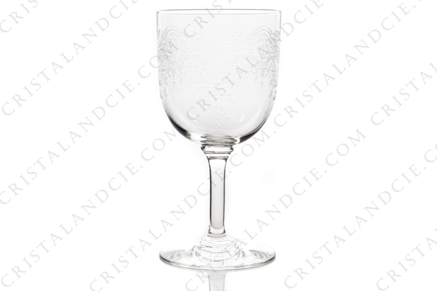 Water glass n°2 in crystal by Baccarat pattern Medicis gold shape 8470 engraving 8828 with an important engraved pattern photo-1