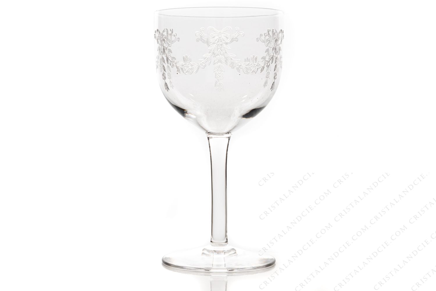 Verre à eau n°2 en cristal de Saint-Louis modèle Meurice gravure au pantographe numéro 108, présentant des guirlandes de fleurs surmontées de nœuds photo-1