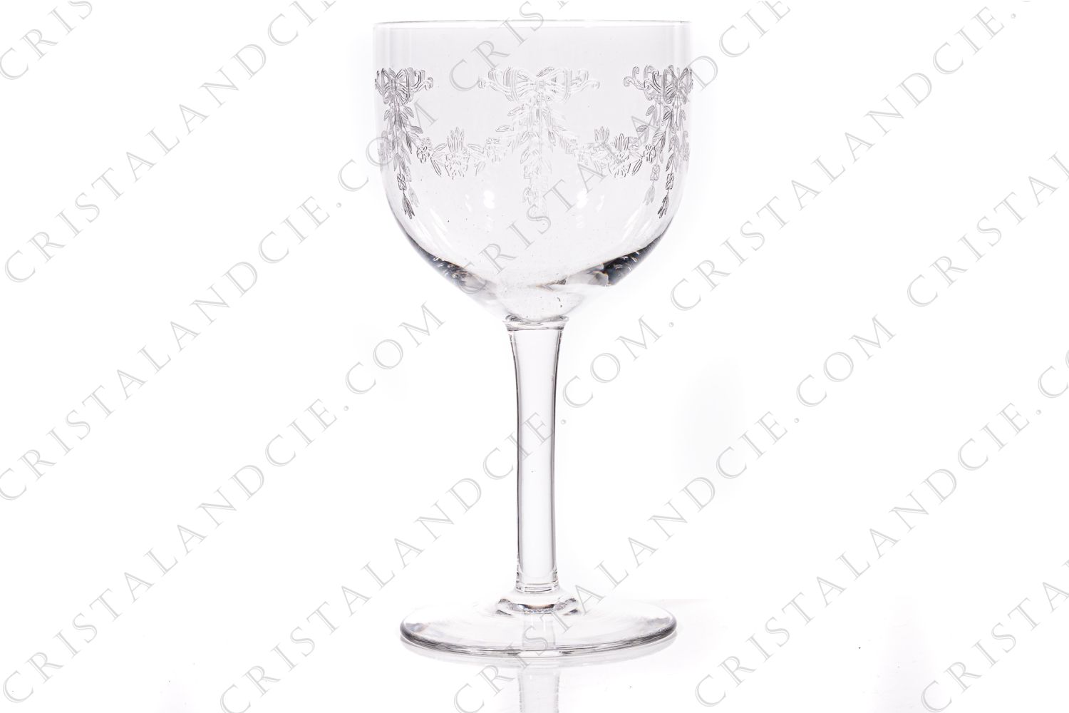 Verre à eau n°2 en cristal de Saint-Louis modèle Meurice gravure au pantographe numéro 108, présentant des guirlandes de fleurs surmontées de nœuds photo-1