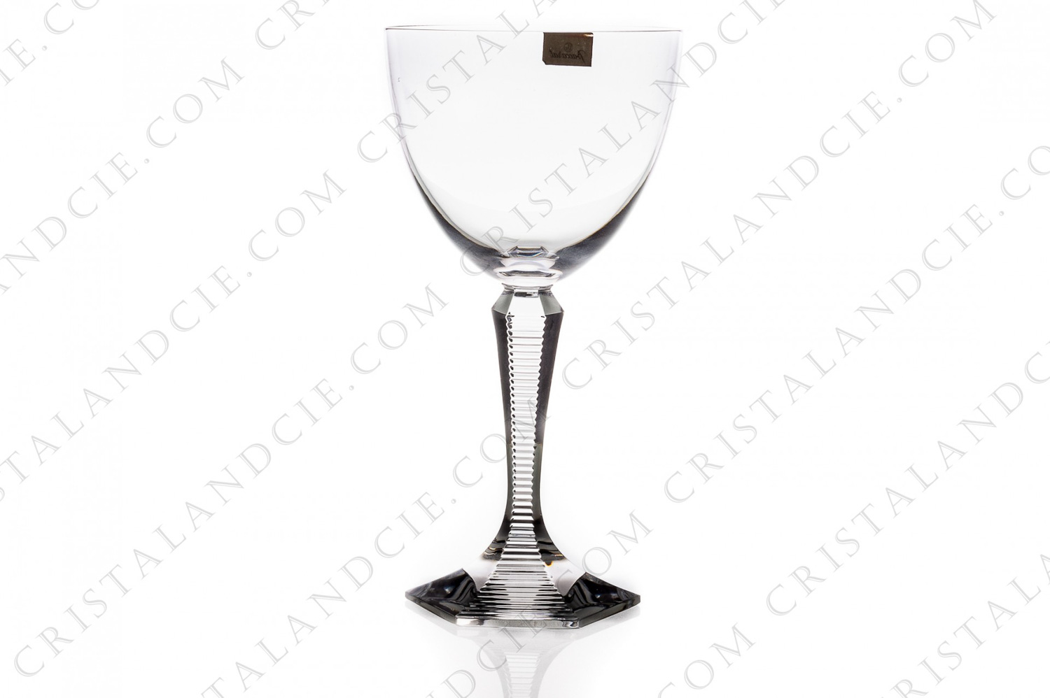Verre à eau n°2 en cristal de Baccarat modèle Opéra dont la jambe et le pied sont ornés de côtes plates et de stries sur une côte photo-1